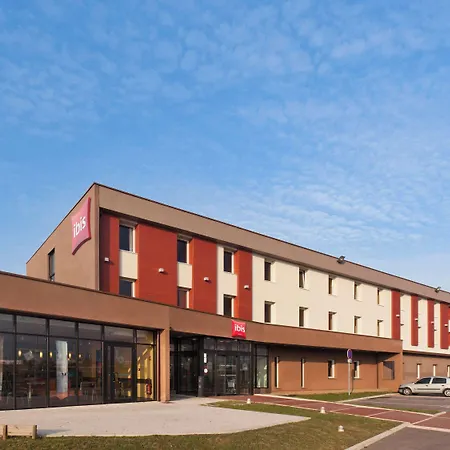 Ibis Aeroport 3*