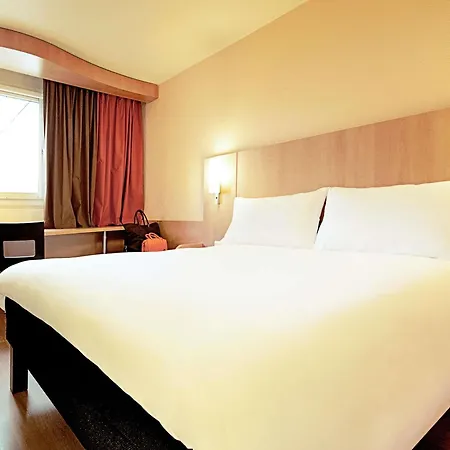 Ibis Aeroport 3* בווה
